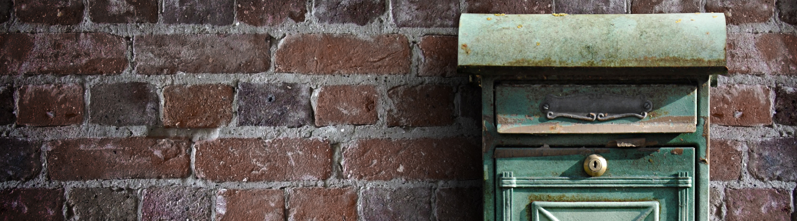 Header Image_Vintage mailbox on brick wall